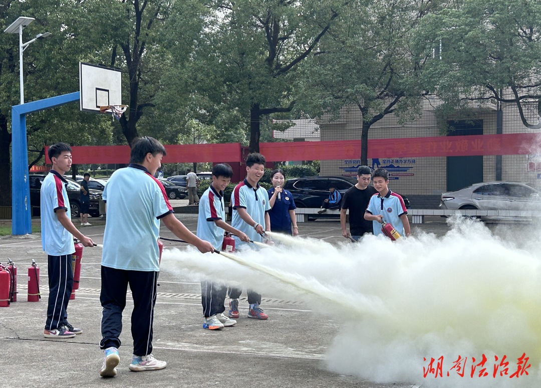 邵陽雙清消防進(jìn)校園 送上別樣“開學(xué)第一課”