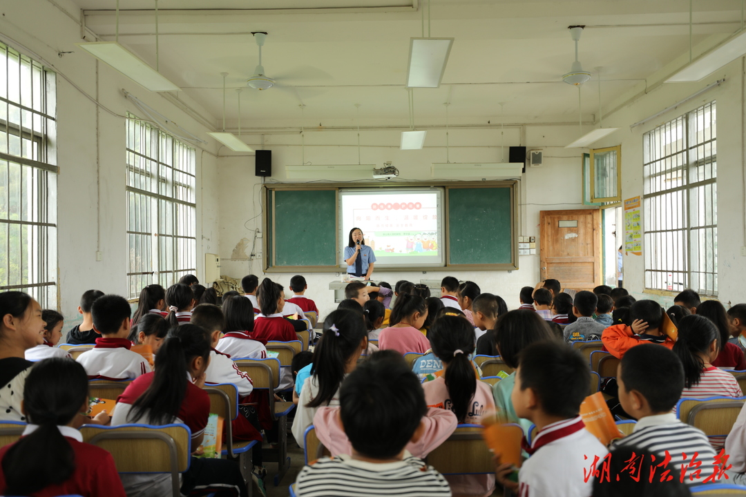 系好人生第一?！胺ㄖ渭~扣”  衡山縣人民檢察院講好“法治第一課”