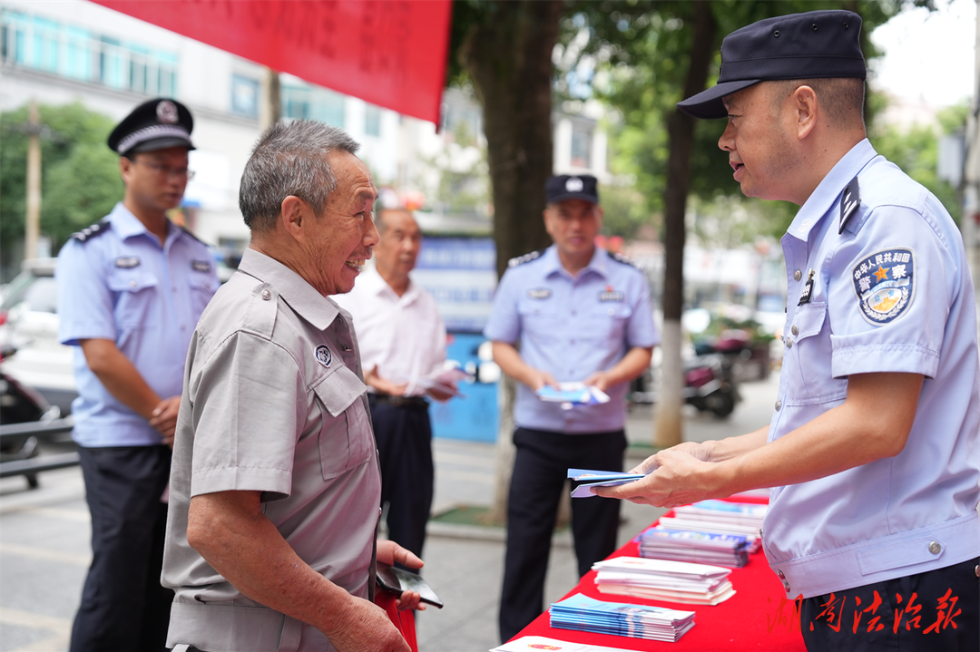 全民反恐 共創(chuàng)平安——洞口公安開展“網(wǎng)絡安全宣傳周法治日”暨反恐怖宣傳活動