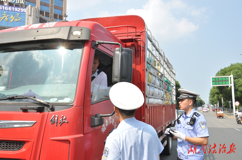 常德公安交警：“夏季行動”持續(xù)護(hù)航“雙節(jié)”平安