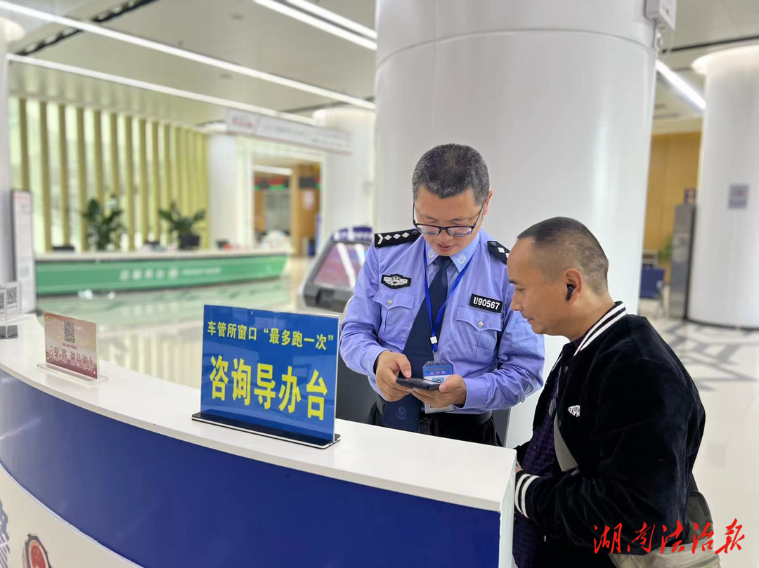 龙山公安交警积极开展“交管12123”APP推广工作