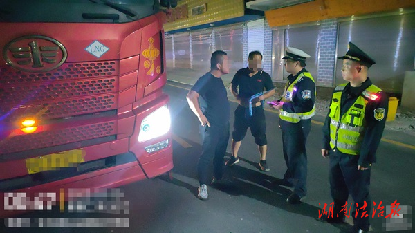 安鄉(xiāng)路警聯(lián)合凌晨出擊 高壓嚴(yán)管守護(hù)道路安全
