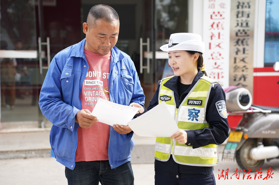 臨澧交警進(jìn)社區(qū)開(kāi)展“一老一小”交通安全宣傳活動(dòng)