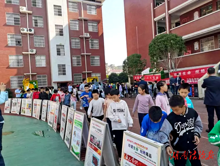 坪上派出所開展“平安建設進校園 民族團結一家親”主題宣傳活動