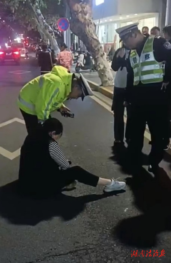 安鄉(xiāng)：路遇老人摔倒 交警暖心救助