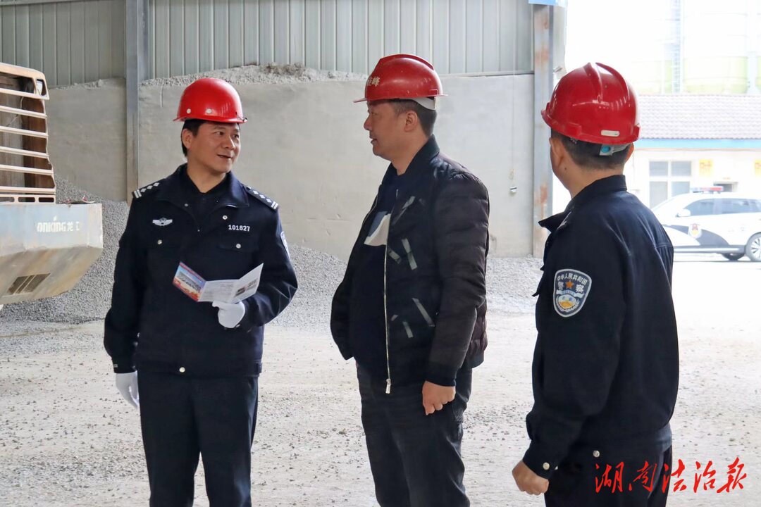 高新交警強化企業(yè)源頭管理 嚴(yán)格把控冬季道路交通安全“第一關(guān)”