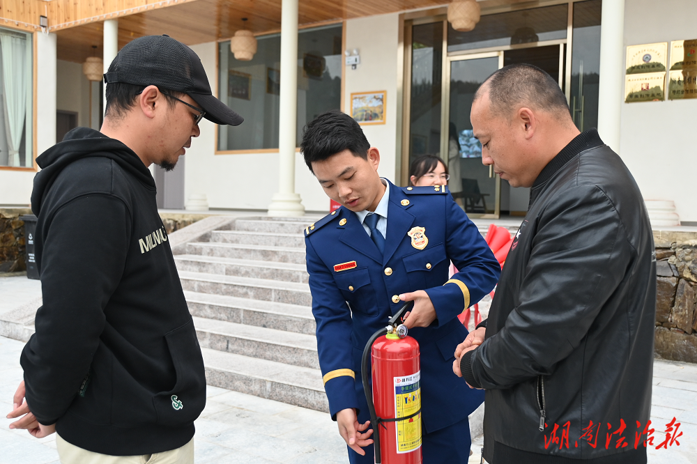 城步消防聯(lián)合多部門開展冬季消防安全宣傳活動