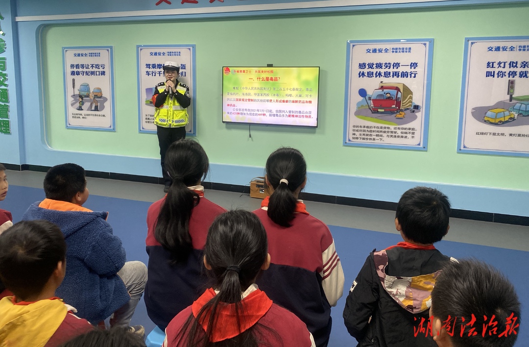 祁阳交警组织开展“健康人生 绿色无毒”主题宣传活动
