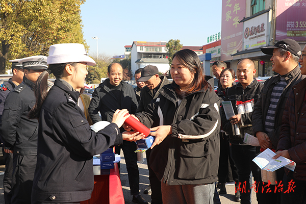 臨湘市交警大隊深入汽車站開展“122全國交通安全宣傳日”宣傳活動