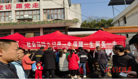 人社服务在身旁 上门送卡暖民心