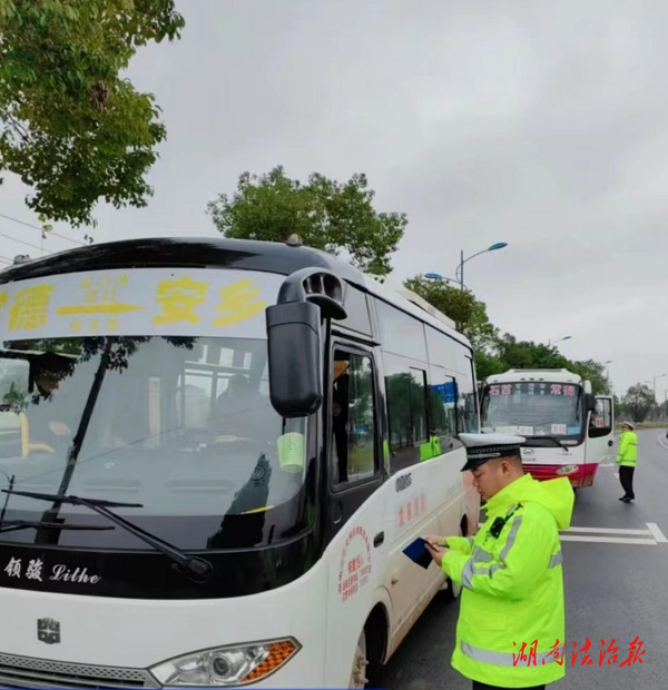 安鄉(xiāng)交警：守一線抗雨雪 多舉措保暢通