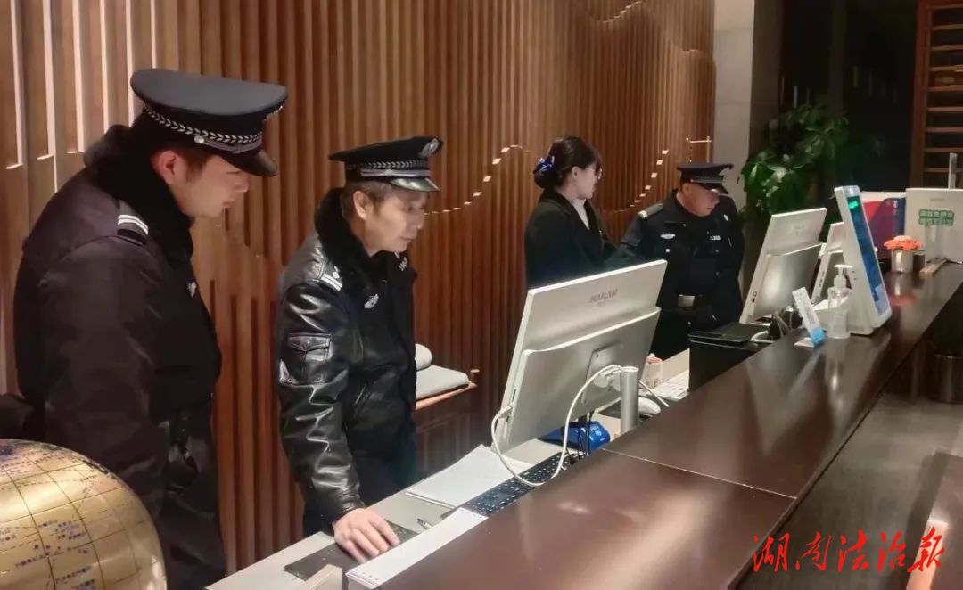 冬夜出擊 平安“加碼”—— 柳葉湖公安開展集中設卡盤查清查行動