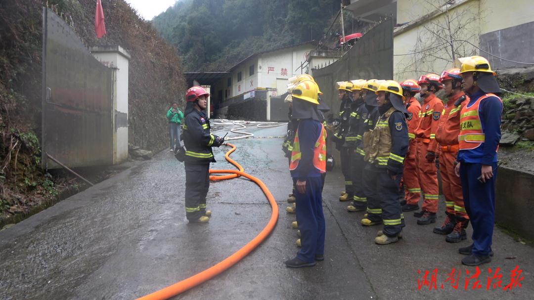 綏寧縣消防救援大隊開展易燃易爆場所實戰(zhàn)化消防滅火演練