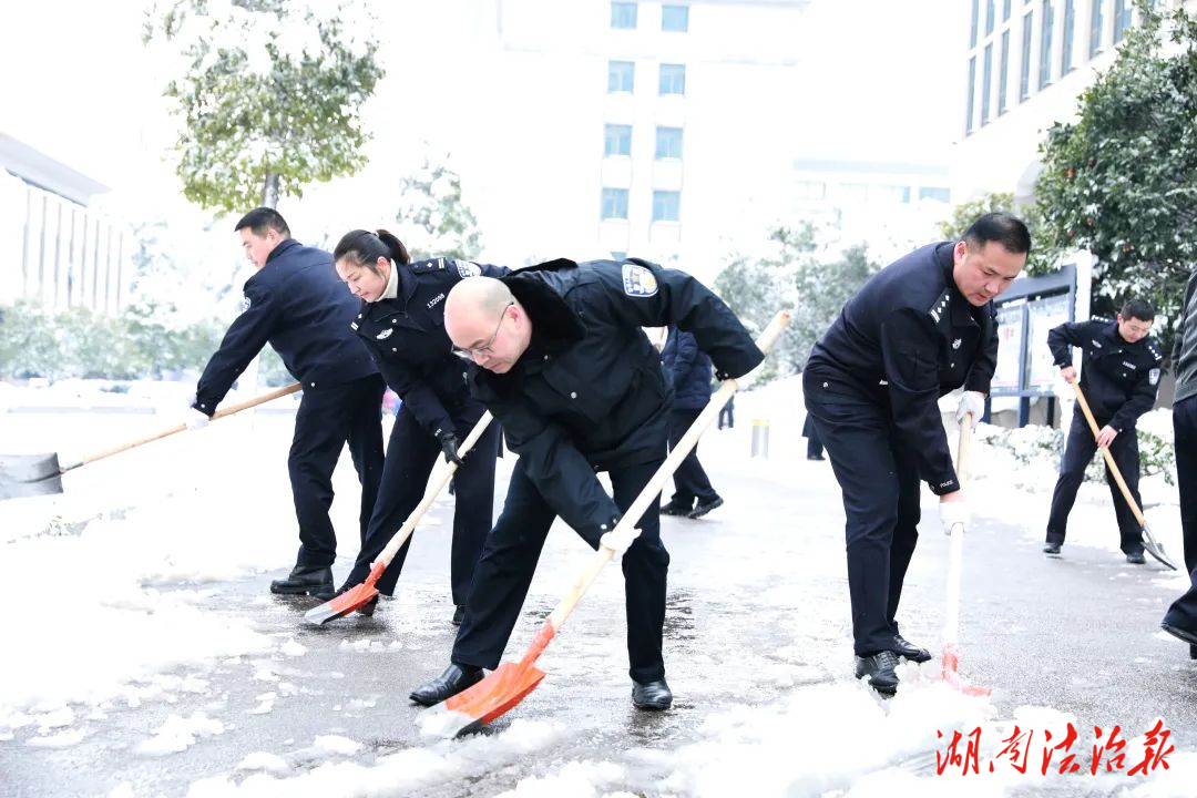 聞雪而動！雙峰公安全力以赴，守護(hù)群眾平安出行