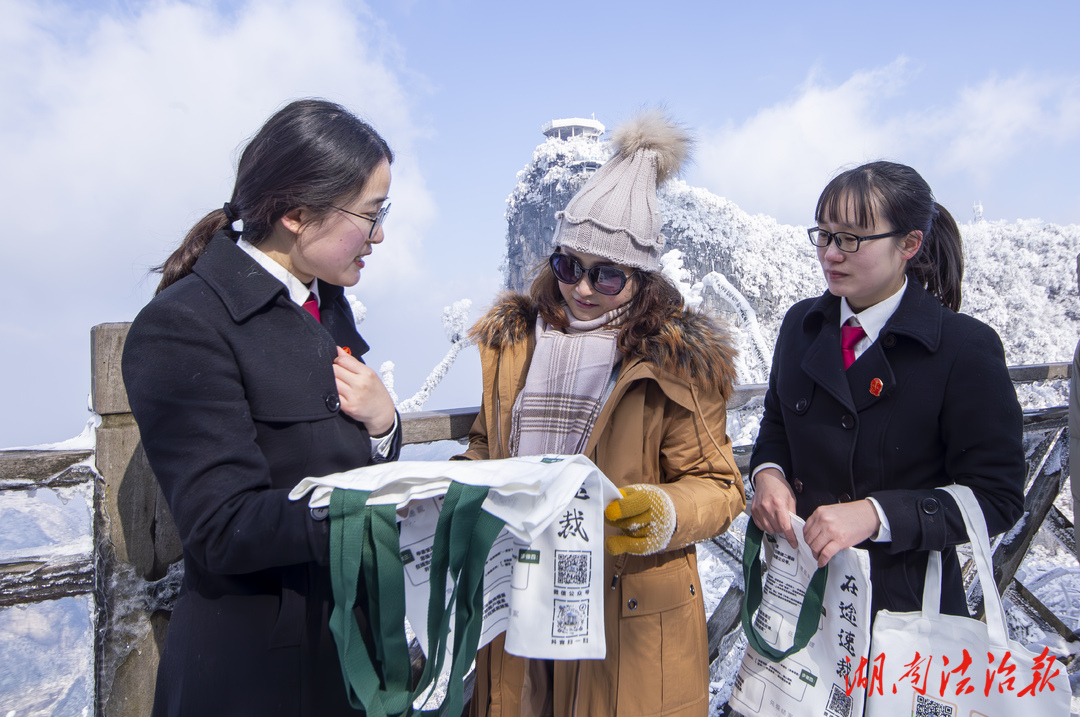 永定區(qū)法院旅游速裁法庭進(jìn)景區(qū) 就地為民解"游愁"