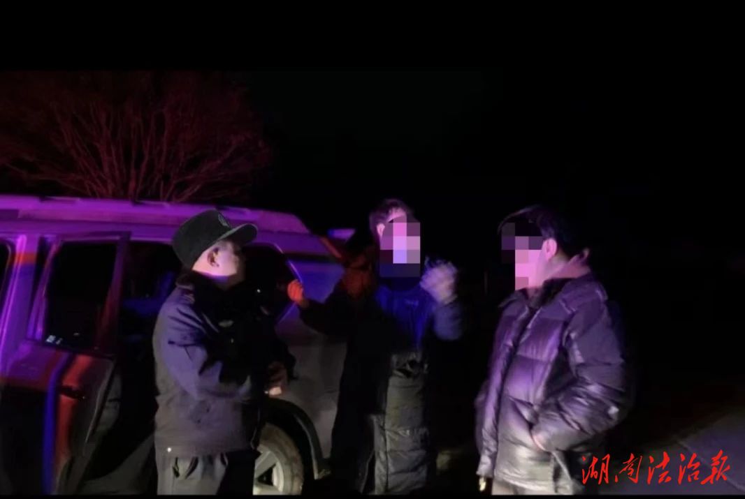 兩名游客寒冬被困深山，民警熱心救助化險(xiǎn)為夷