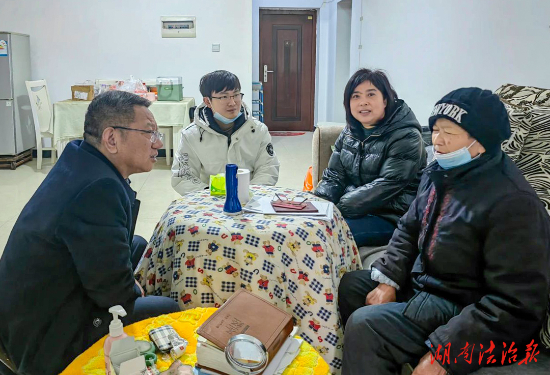 張家界市委政法委三聯(lián)四建工作組看望慰問回龍社區(qū)困難家庭