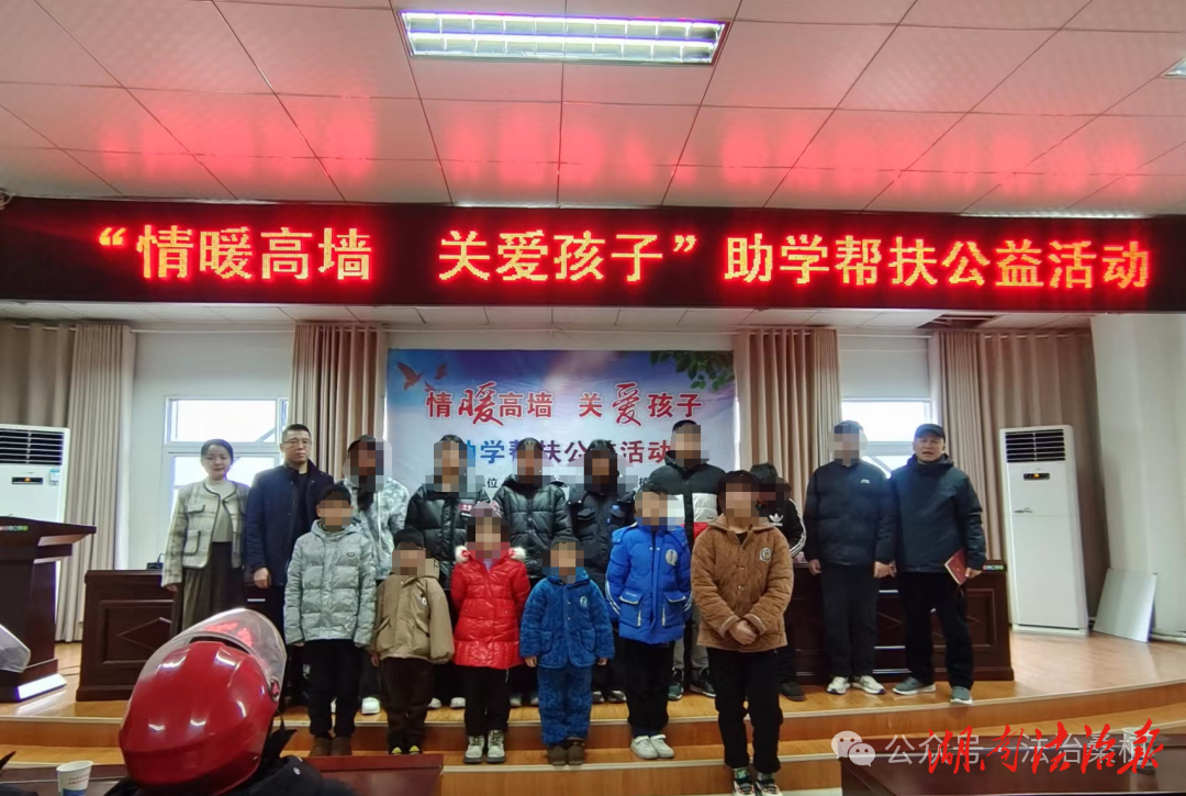 桑植縣司法局聯(lián)合團(tuán)縣委開展“情暖高墻·關(guān)愛孩子”幫扶活動