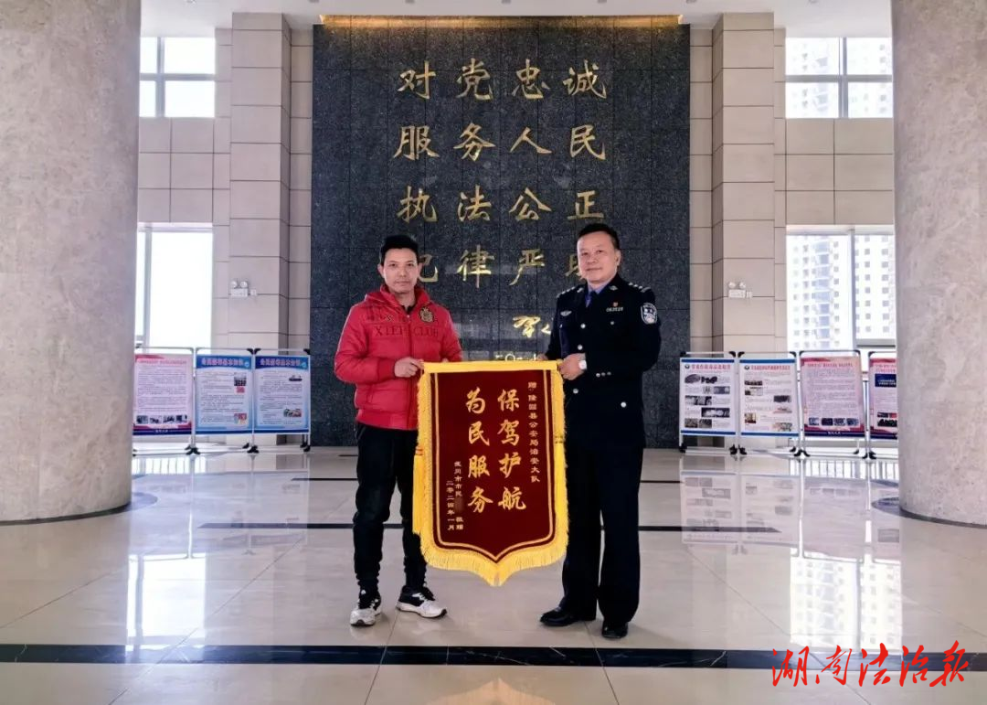 “萬(wàn)分感謝人民警察救了我小孩的命”