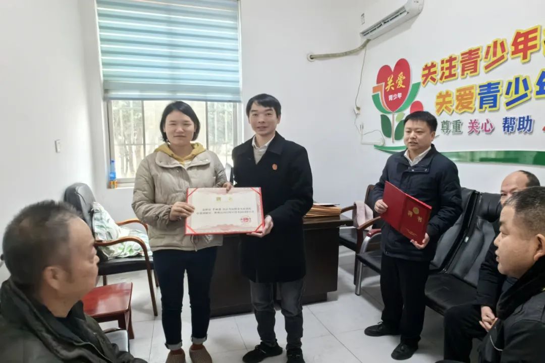 沅陵法院：為特邀調(diào)解員頒發(fā)聘書