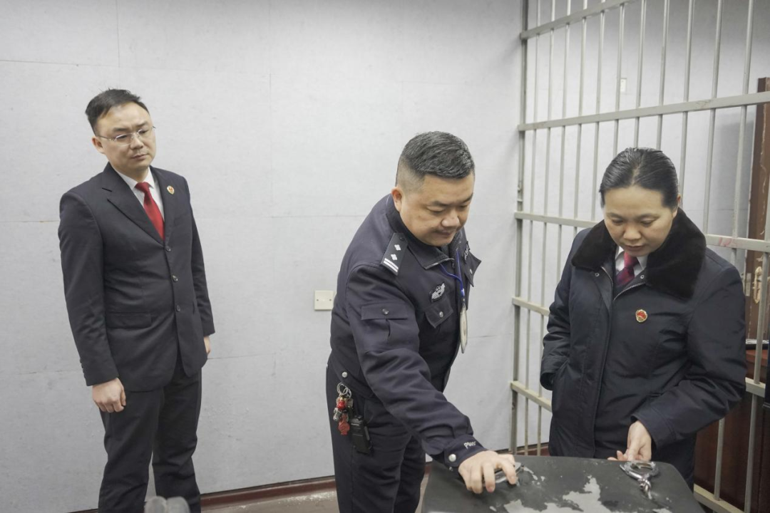 夯實(shí)節(jié)前安全關(guān) 新晃縣檢察院開展看守所安全大檢查