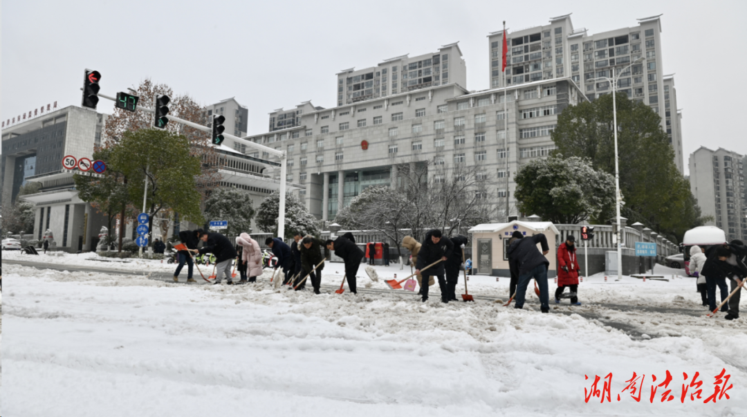 瓊花舞不盡，掃雪檢察人