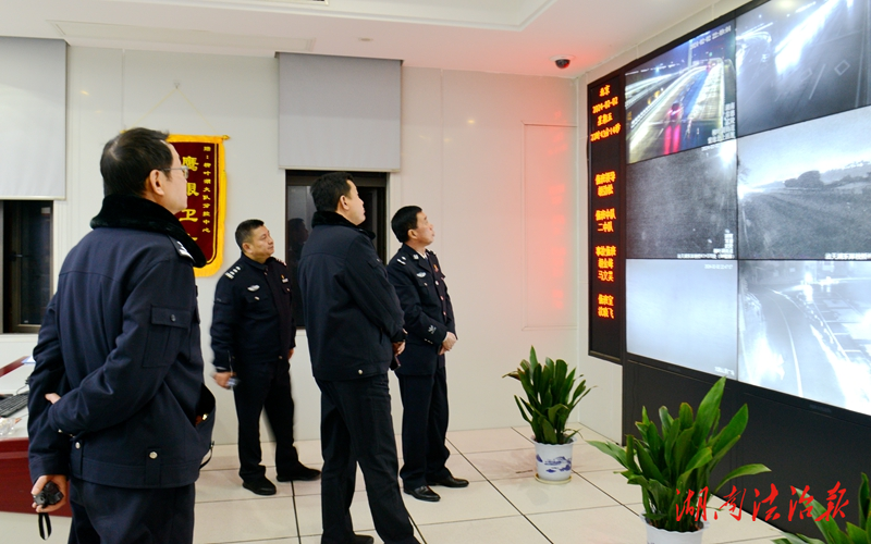 常德公安交警全力迎戰(zhàn)冰凍雨雪天氣保暢安