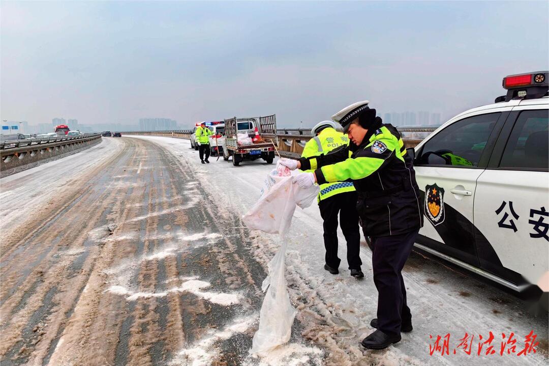 戰(zhàn)冰雪 保平安  鏡頭記錄常德公安交警雪情中的暖心時(shí)刻