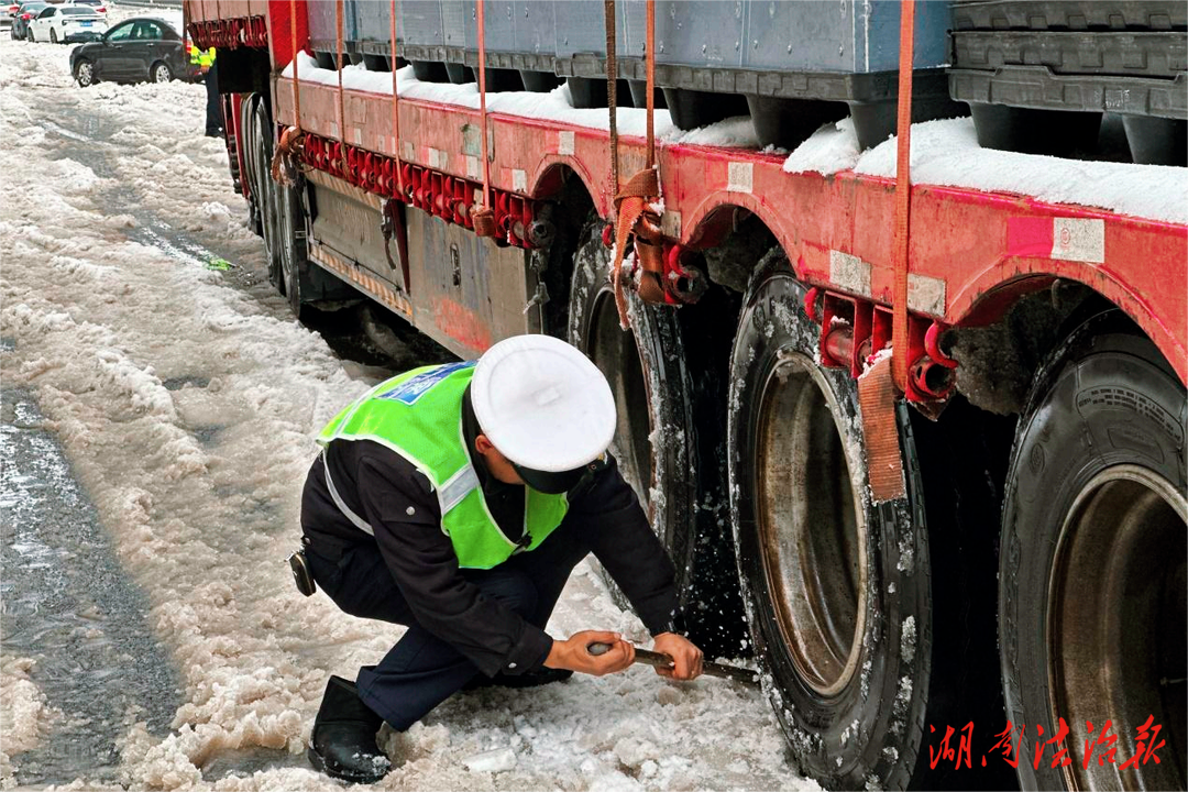 最美“雪警”常德經(jīng)開(kāi)區(qū)交警全力守護(hù)保暢通