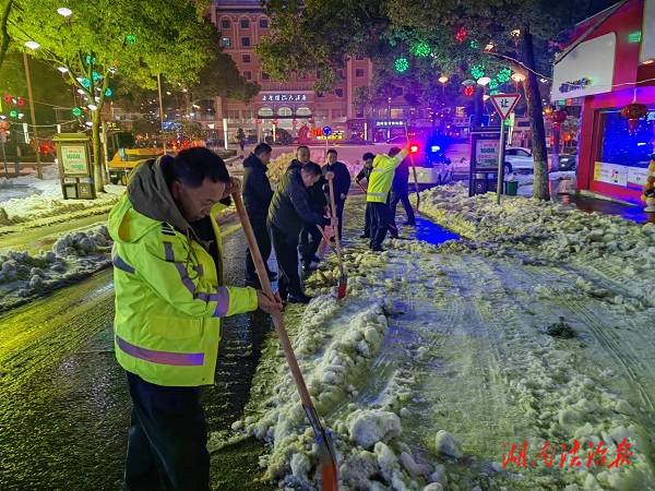 安鄉(xiāng)：雪停警不停 上街鏟雪除冰保暢通