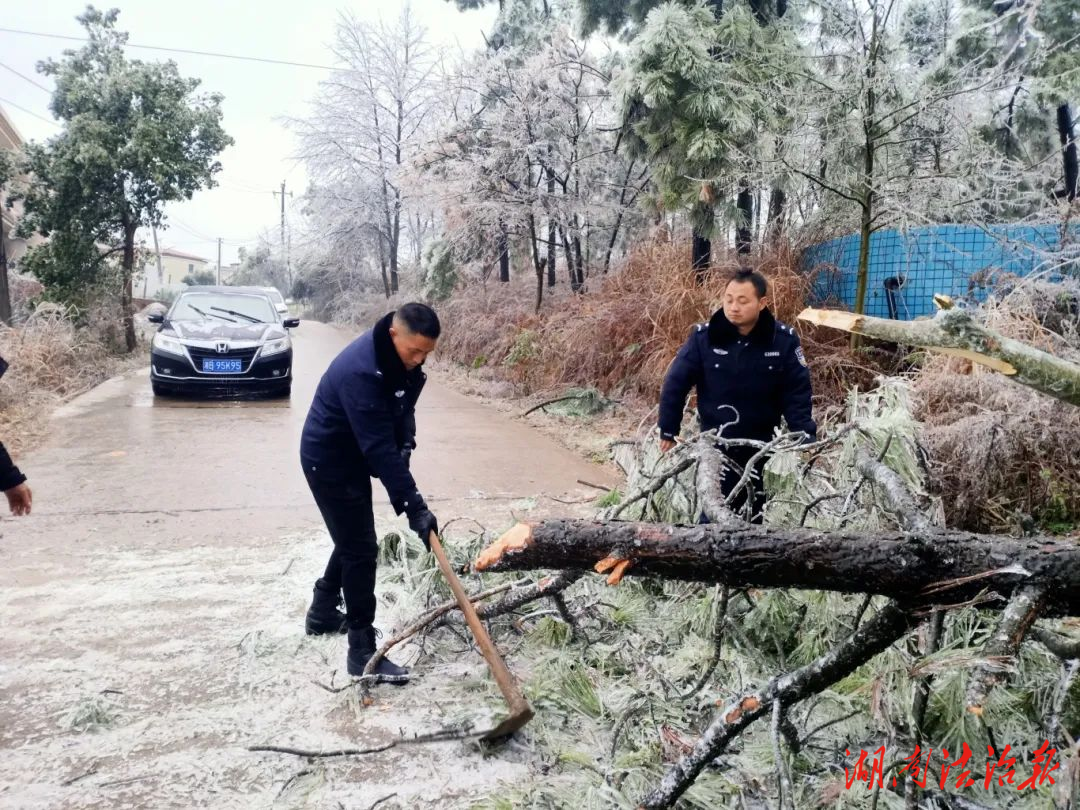 迎风雪，平安路上添“警”色_邵阳头条网