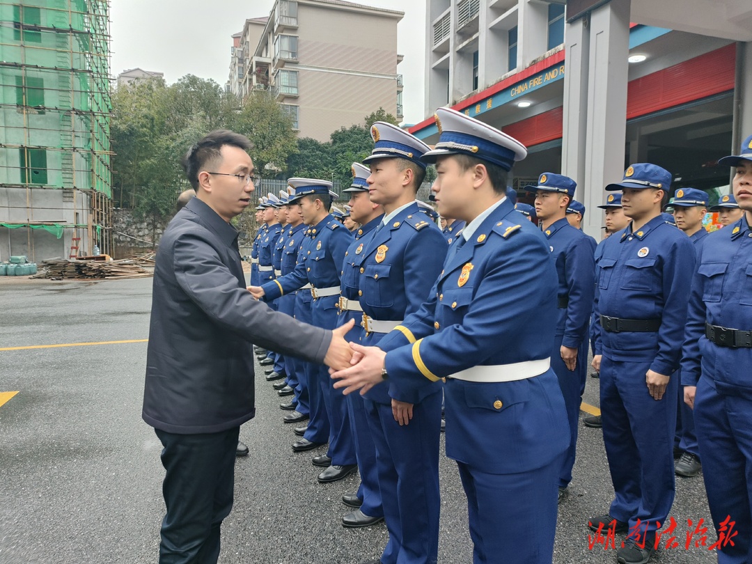 新宁县主要领导春节前带队慰问消防救援人员