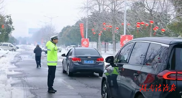 帶你們回家 安鄉(xiāng)交警雪地里最美的守護(hù)