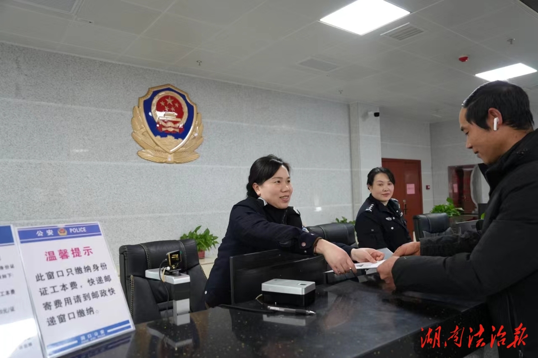 提前開工 日均1000余件 洞口公安人境大隊迎辦證高峰