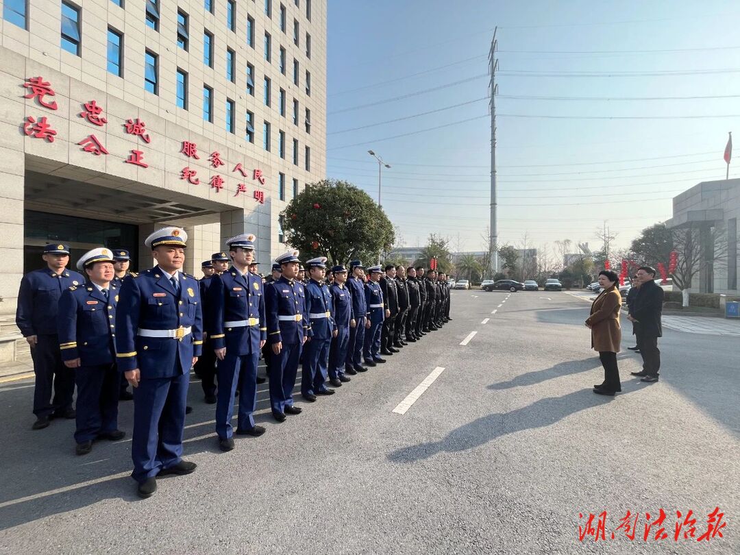 柳葉湖旅游度假區(qū)黨工委書(shū)記伍彩霞一行深入一線慰問(wèn)民輔警