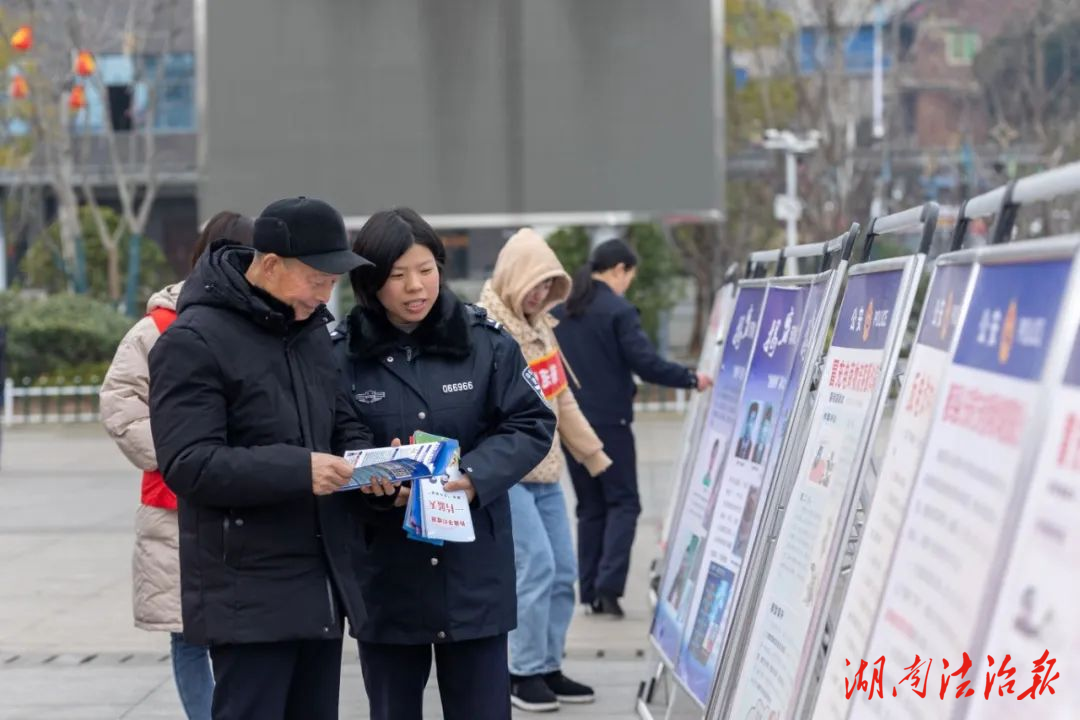 隆回縣公安局積極參加全縣“三八”婦女維權(quán)周宣傳活動