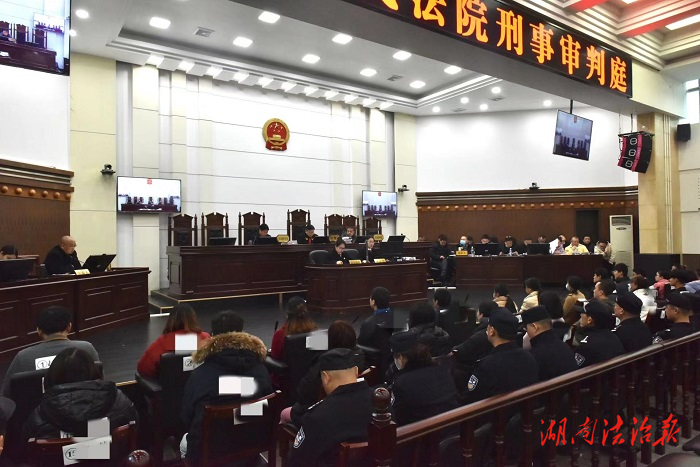 26人受审 津市法院公开开庭审理一起涉电信网络诈骗案件