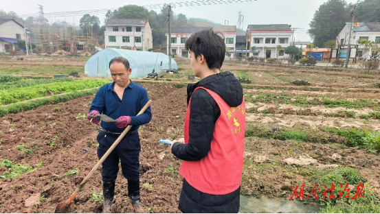 石鼓區(qū)黃沙灣街道靈官?gòu)R村開展“種毒違法、種毒必究、種毒必鏟”禁毒踏查宣傳活動(dòng)