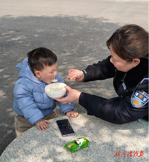 暖心!2歲小孩無人照料，派出所的民輔警化身“臨時爸媽”……