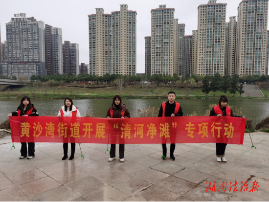 石鼓區(qū)黃沙灣街道進步社區(qū)開展“環(huán)境衛(wèi)生整治·我們在行動”服務(wù)活動