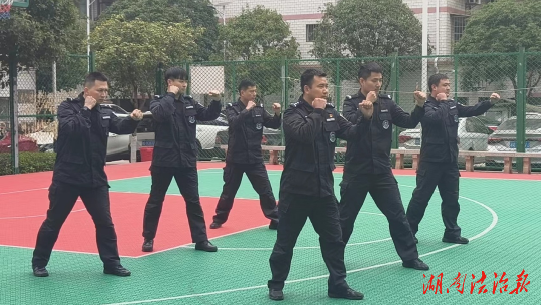 桑植縣公安局反恐怖和特警大隊(duì)組織擒敵拳比武會(huì)操活動(dòng)