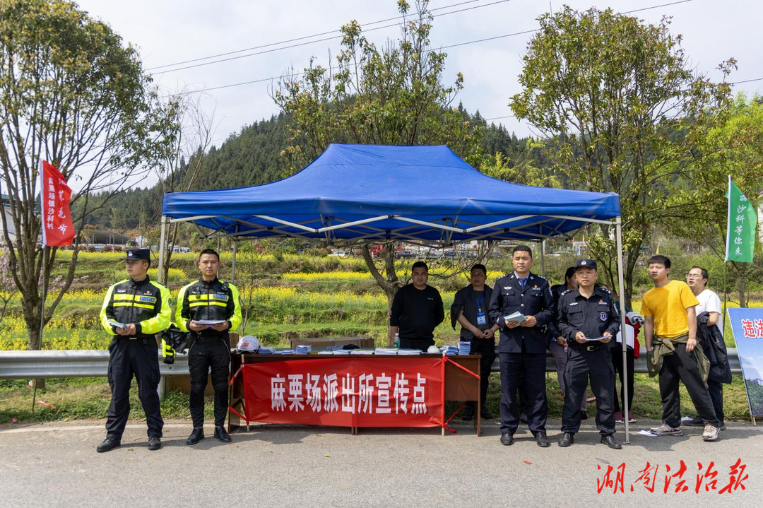 花垣公安：油菜花節(jié)添“警”色  花海叢中話安全