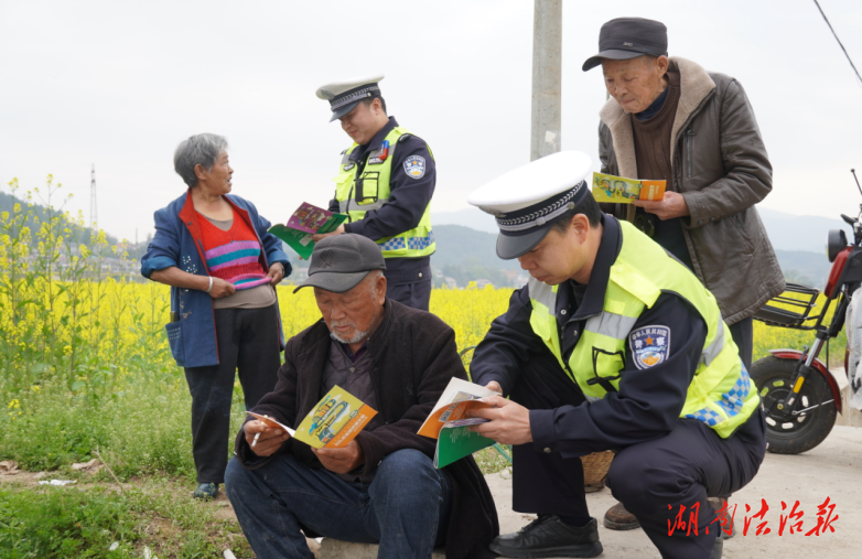 接地氣！慈利公安巧借“春耕之風(fēng)” 廣撒“平安種”