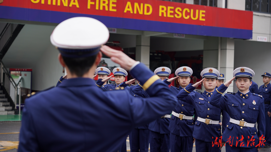 强队列素质 树队伍形象——邵东市消防救援大队组织开展队列训练