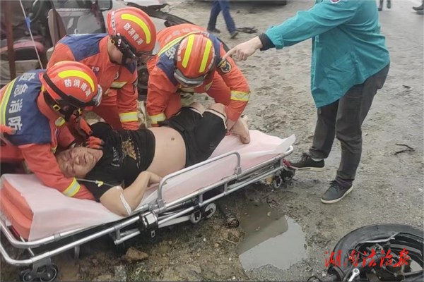 雨天两车相撞一人被困，洞口消防紧急救援