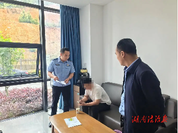 男子辦證當(dāng)場被捕 竟是一名網(wǎng)上逃犯