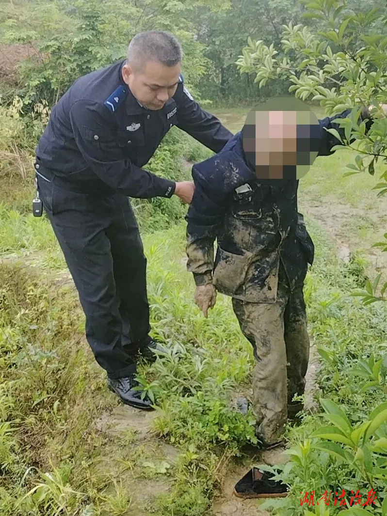 老人摔倒在田間，民輔警快速救援