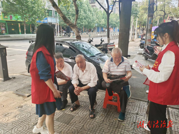 五一街道杨家坪社区开展“强化安全意识 共筑平安家园 ”宣传活动