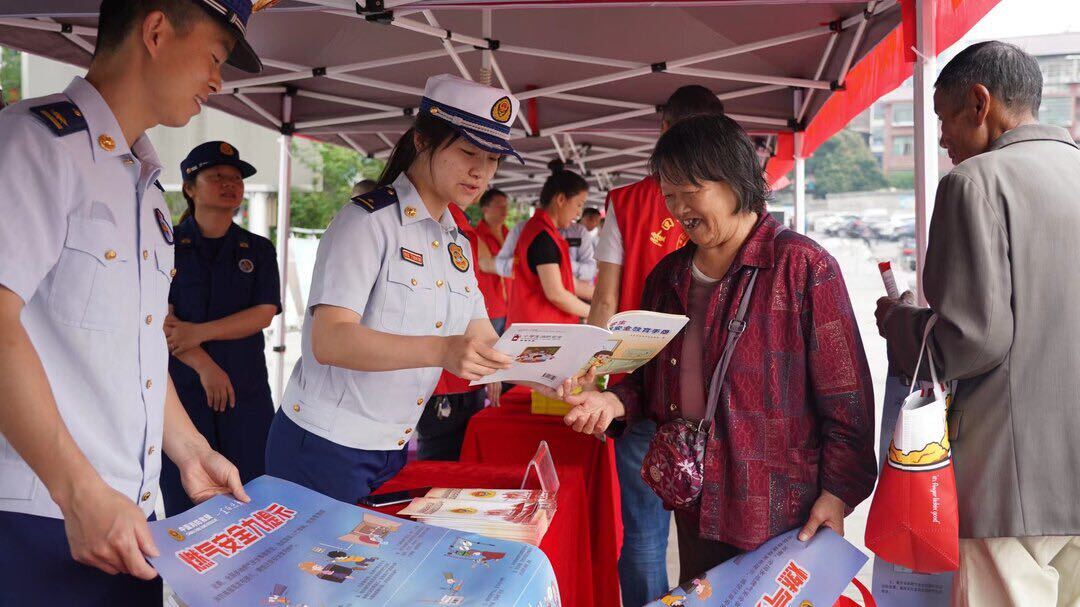 隆回大隊(duì)在縣人民廣場開展“防災(zāi)減災(zāi)日”宣傳活動