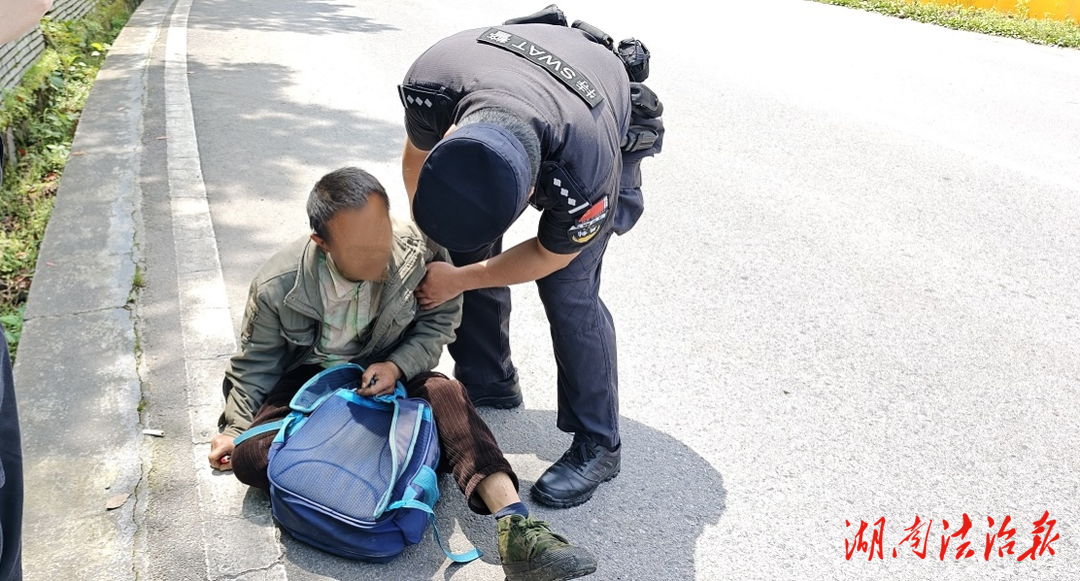 險！男子醉倒在國道上  民警及時送其回家